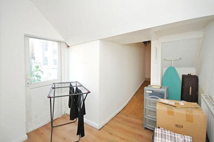 3 Bedroom Flat For Sale In Catford Hill, London, SE6