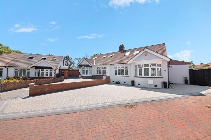 4 Bedroom Semi-Detached Bungalow For Sale In Dukes Avenue, Northolt, UB5