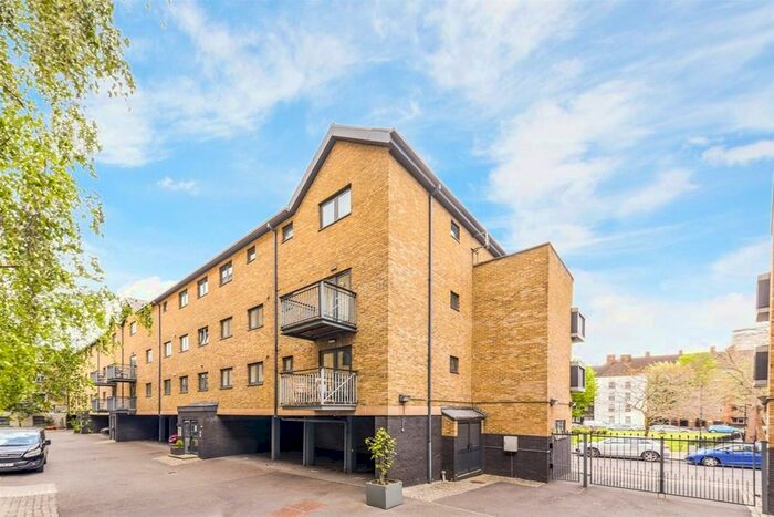 3 Bedroom Flat To Rent In Providence Square, Shad Thames, SE1