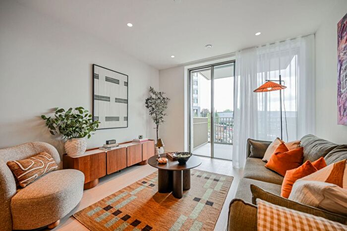 2 Bedroom Flat To Rent In Heart Of Hale Lane, Tottenham, London, N17