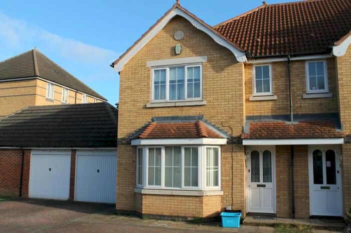 5 Bedroom End Of Terrace House To Rent In Nightingale Shott, Egham, Surrey TW20