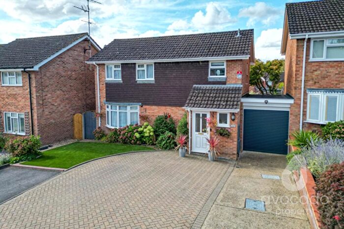3 Bedroom Link Detached House For Sale In Oldbury Close, Frimley, Camberley, Surrey, GU16