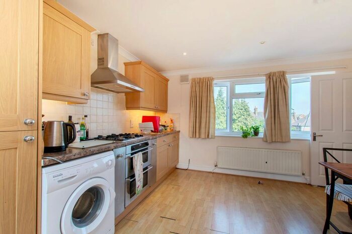 2 Bedroom Flat To Rent In Pathfield Road, Streatham Common, London, SW16