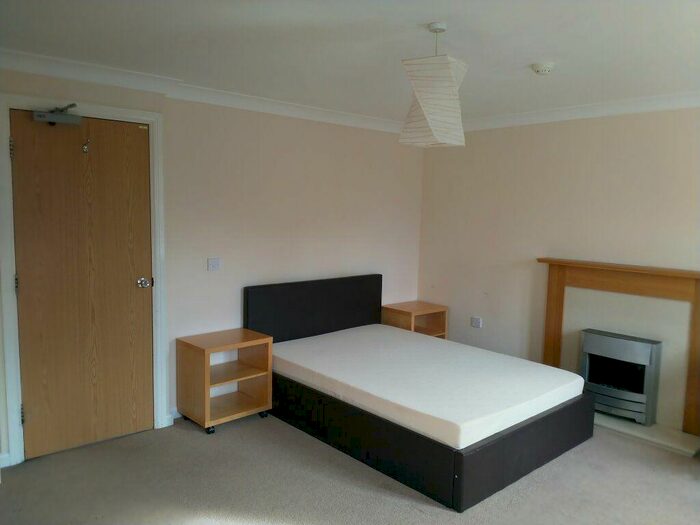 4 Bedroom House To Rent In Dragon Road, AL10