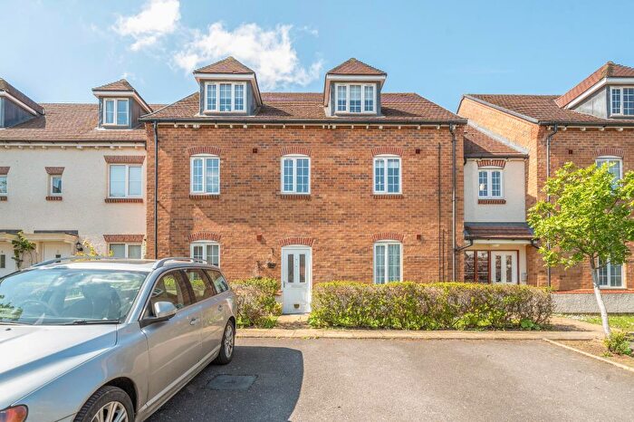 2 Bedroom Flat For Sale In Cotts Field, Haddenham, HP17