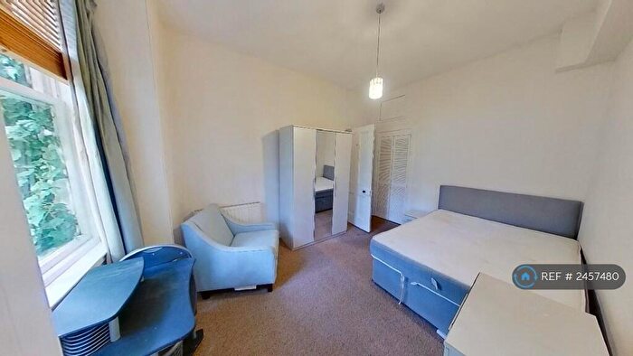 3 Bedroom Flat To Rent In Buccleuch Terrace, Edinburgh, EH8