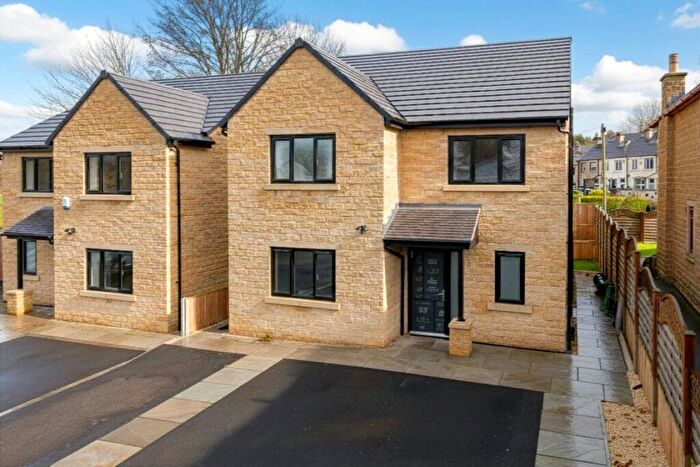 4 Bedroom Detached House For Sale In Bradford Road, Cottingley Bridge, Bingley, West Yorkshire, BD16