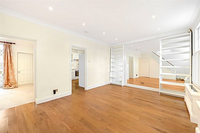 3 Bedroom Mews To Rent In Richards Place, London, SW3