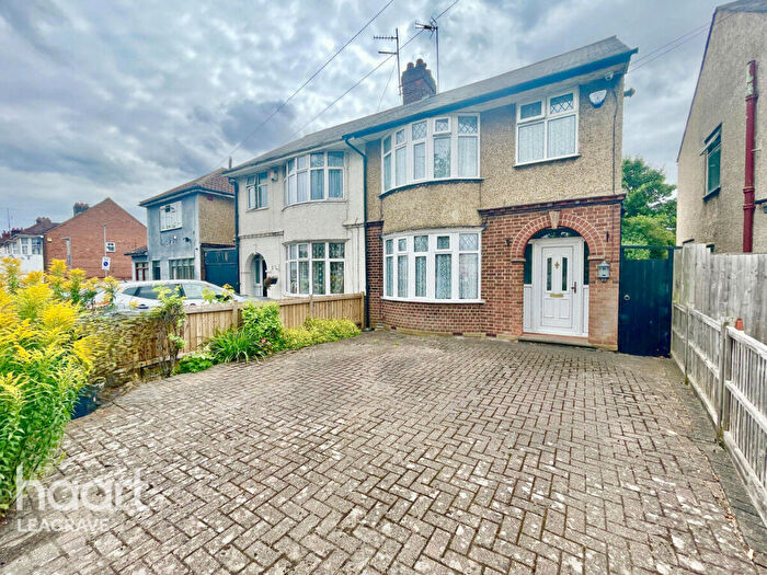 3 Bedroom Semi-Detached House For Sale In Dunstable Road, Luton, LU4