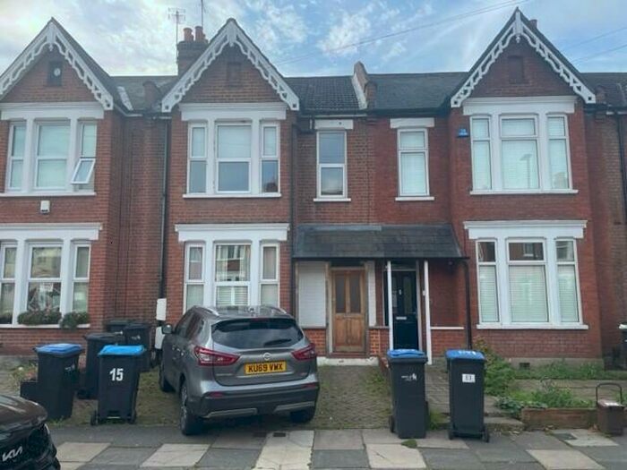 3 Bedroom Apartment To Rent In Graeme Road, Enfield, EN1