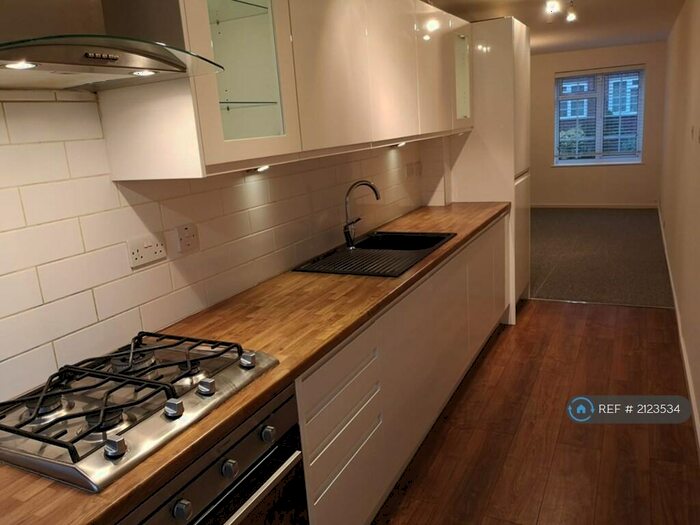 1 Bedroom Flat To Rent In Delaporte Close, Epsom, KT17