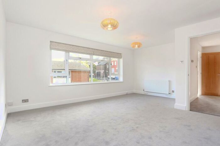 2 Bedroom Flat To Rent In Oakdene Road Redhill, RH1