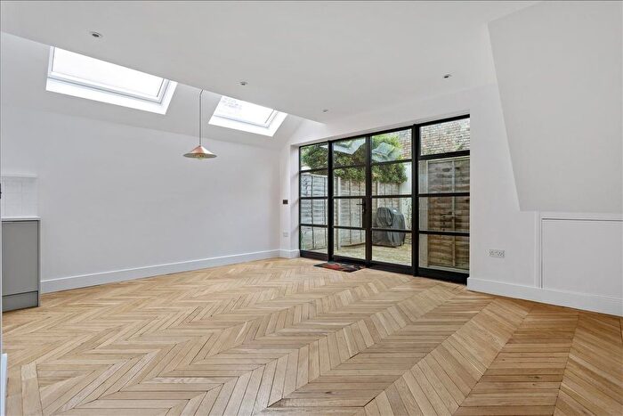 2 Bedroom Flat For Sale In Parfrey Street, Hammersmith, London, W6
