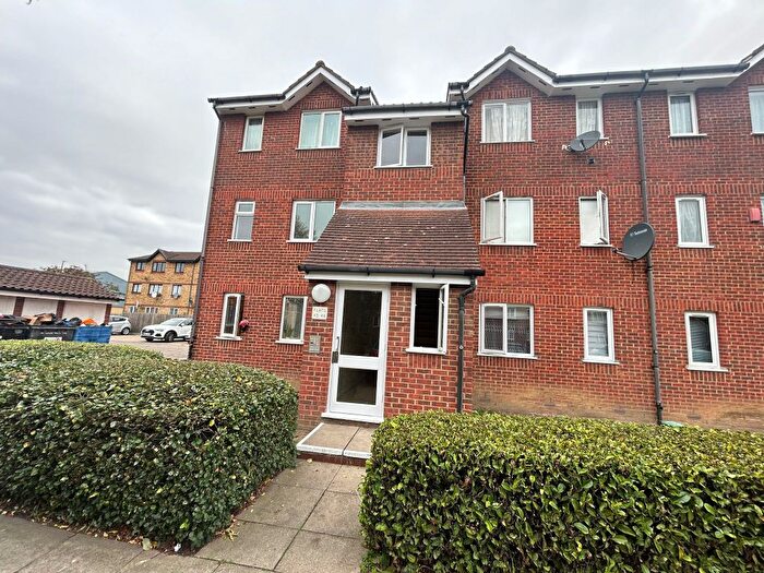 1 Bedroom Flat To Rent In Dunnock Close, London, N9