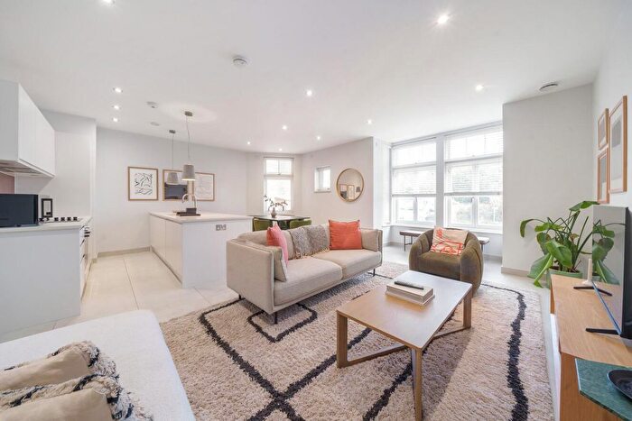 2 Bedroom Flat For Sale In Woodborough Road, Putney, London, SW15