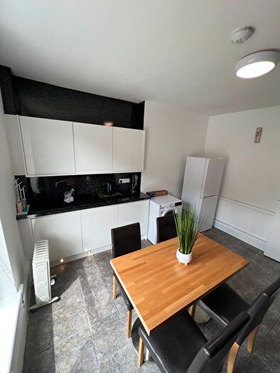 3 Bedroom Flat To Rent In Mumbles Road, Swansea, SA1
