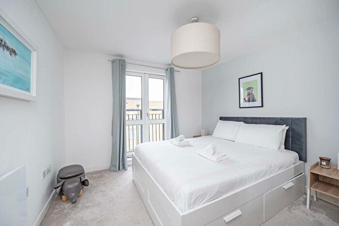 2 Bedroom Flat To Rent In Candle Street, Mile End, London, E1