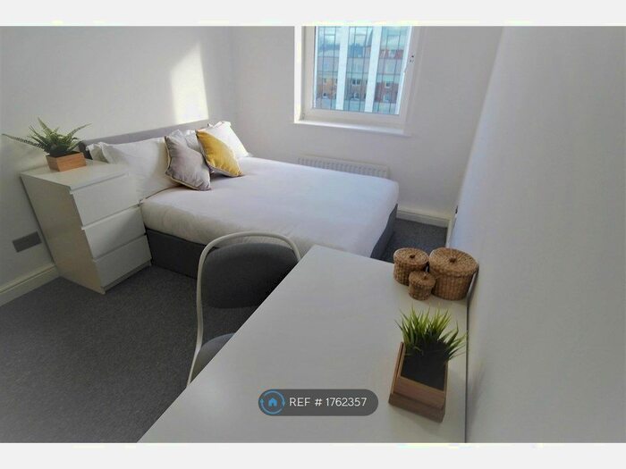 3 Bedroom Flat To Rent In Samara Flats, Leeds, LS2