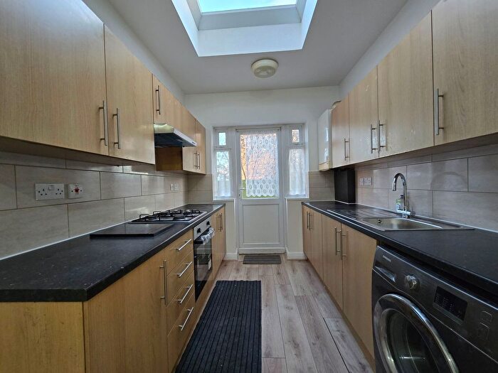 3 Bedroom Flat To Rent In Mitcham Lane, SW16