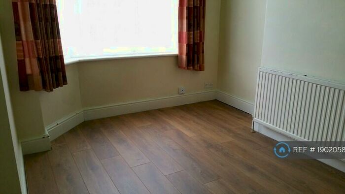 1 Bedroom Flat To Rent In Waverley Road, Manchester, M9