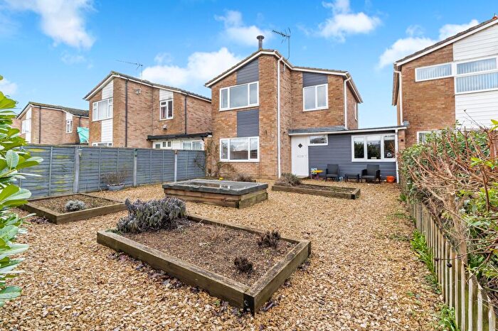 3 Bedroom Link Detached House For Sale In Moorland Road, Witney, OX28