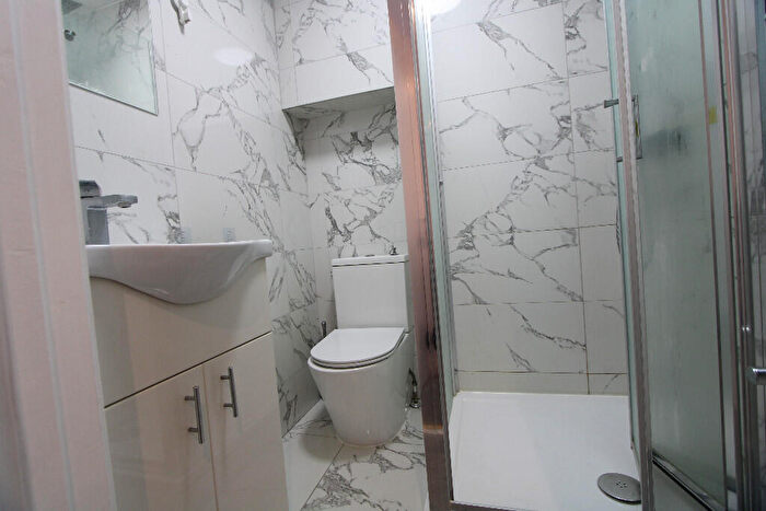 3 Bedroom Flat To Rent In Parkgate Road, London, SW11