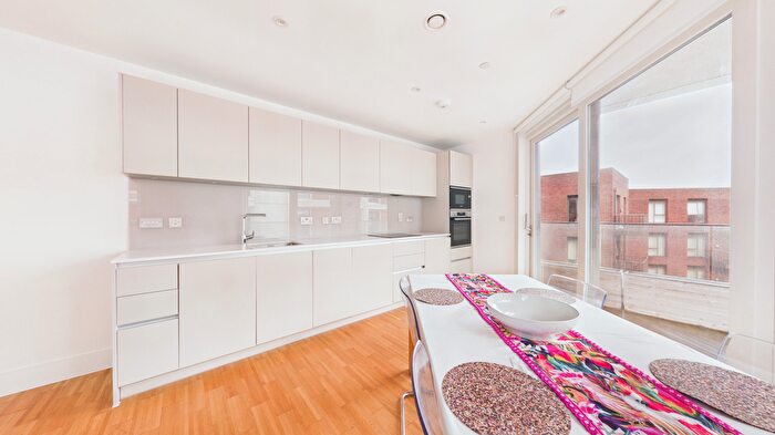 2 Bedroom Flat For Sale In Brixton Hill, London, SW2