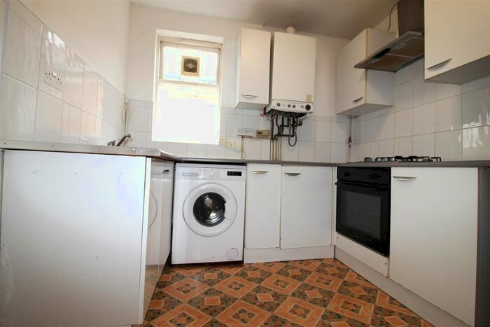 3 Bedroom Flat To Rent In (st Floor Flat) Howard Road, Walthamstow, E17