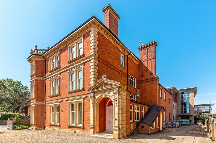 2 Bedroom Flat For Sale In Paramount Apartments, Putney Hill, London, SW15