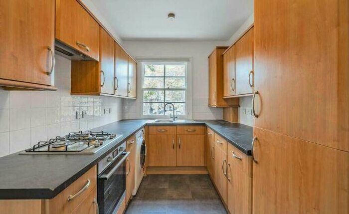 3 Bedroom Flat To Rent In Purbrook Estate, Tower Bridge Road, London, SE1