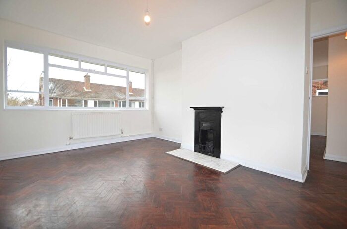 2 Bedroom Maisonette To Rent In Raymond Close, Sydenham, SE26