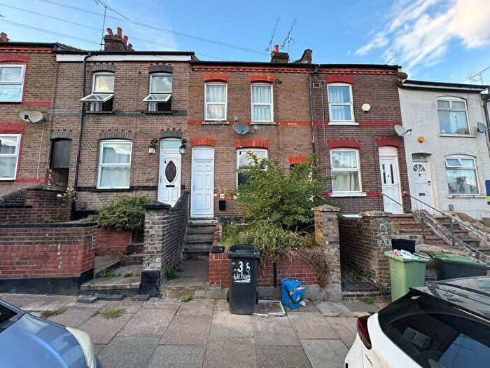 3 Bedroom Terraced House For Sale In Milton Road, Luton, LU1