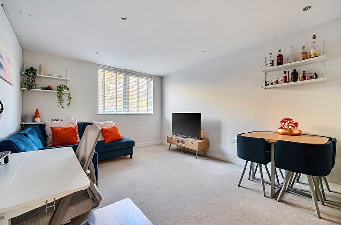 1 Bedroom Flat For Sale In Greenham Avenue, Reading, Berkshire, RG2