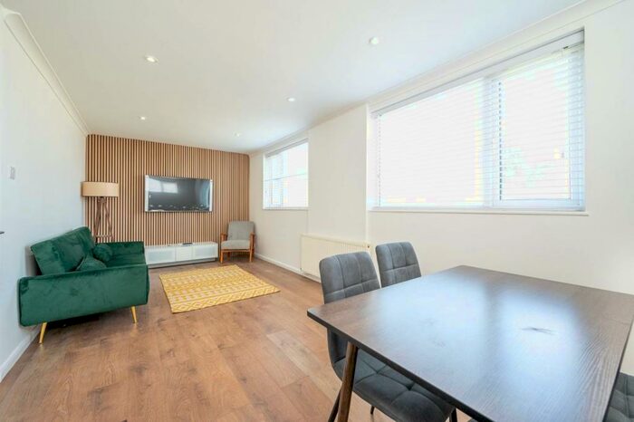 4 Bedroom Semi-Detached House To Rent In Doran Walk, Stratford, London, E15