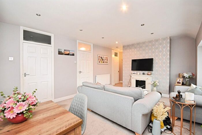 2 Bedroom Maisonette For Sale In Cheddar Avenue, Westcliff-On-Sea, SS0