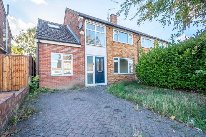 4 Bedroom Semi-Detached House For Sale In Evelyn Road, Dunstable, Bedfordshire, LU5