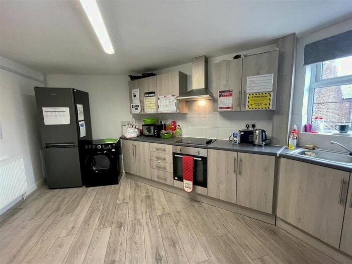 3 Bedroom Flat To Rent In Brighton Grove, Arthurs Hill, Newcastle Upon Tyne, NE4