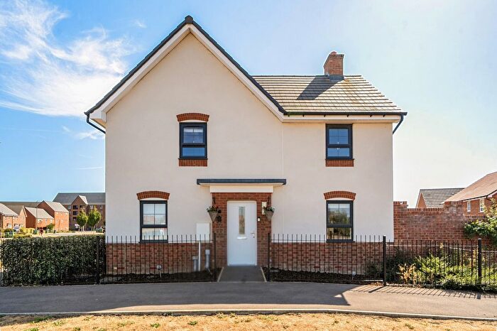 Detached House For Sale In Armstrongs Fields, Broughton, Aylesbury, HP22