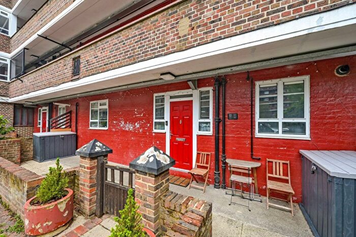 3 Bedroom Flat To Rent In Havelock Close, Shepherds Bush, W12