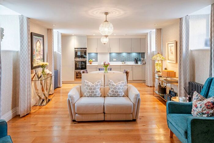 1 Bedroom Flat For Sale In Kings Drive, Midhurst, GU29