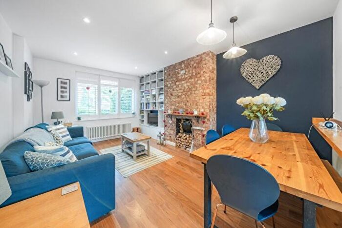 2 Bedroom Flat To Rent In Devereux Road London, SW11