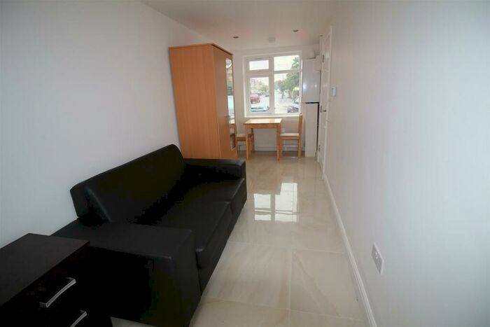 Flat To Rent In Kenton Lane, Harrow, HA3