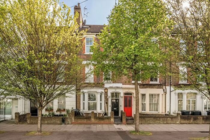 3 Bedroom Flat For Sale In Drayton Park, Islington, N5