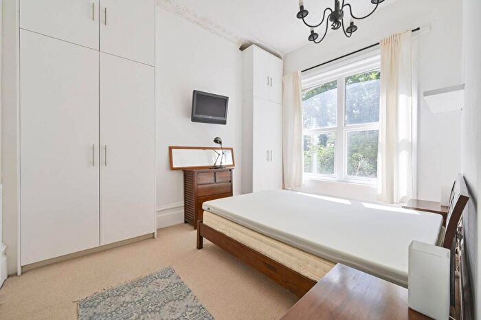 1 Bedroom Flat To Rent In Brondesbury Villas, Queen's Park, London, NW6