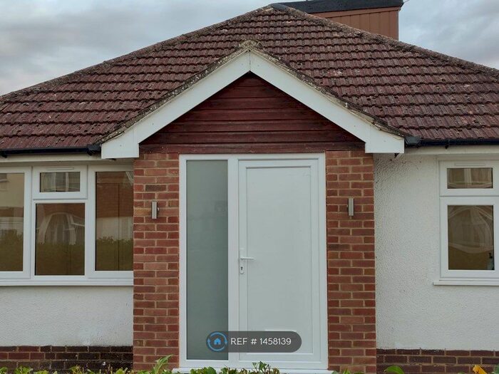 3 Bedroom Bungalow To Rent In Repton Road, Reading, RG6