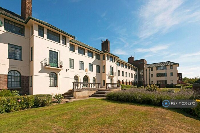 2 Bedroom Flat To Rent In The Pantiles, London, NW11