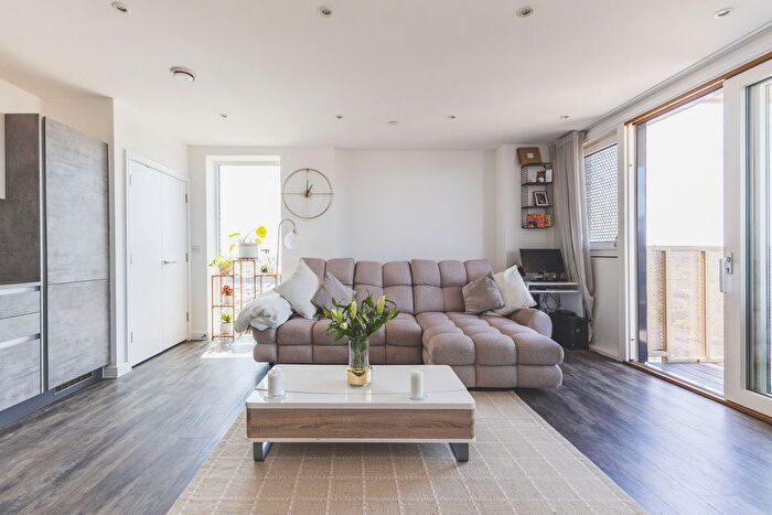 2 Bedroom Flat For Sale In Alma Road, Enfield, EN3