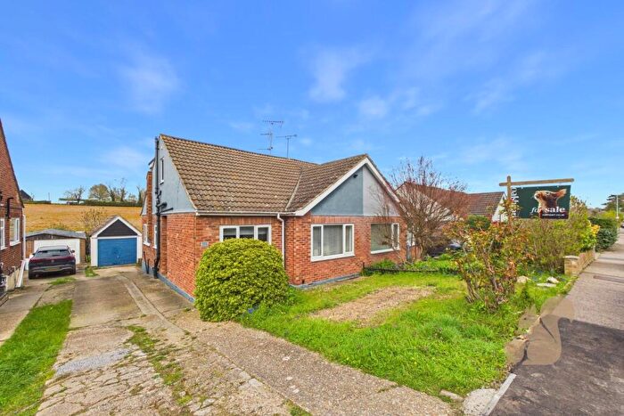 3 Bedroom Semi-Detached Bungalow For Sale In Hillview Close, Rowhedge, Colchester, CO5