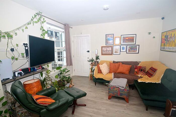 3 Bedroom Flat To Rent In A Ewell Road, Surbiton, Surrey, KT6