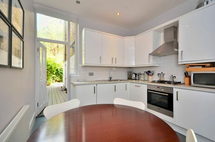 1 Bedroom Flat To Rent In Heyford Avenue, Vauxhall, London, SW8